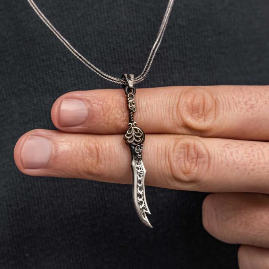 Gümüş Desenli Zülfikar Kılıcı Erkek Kolye